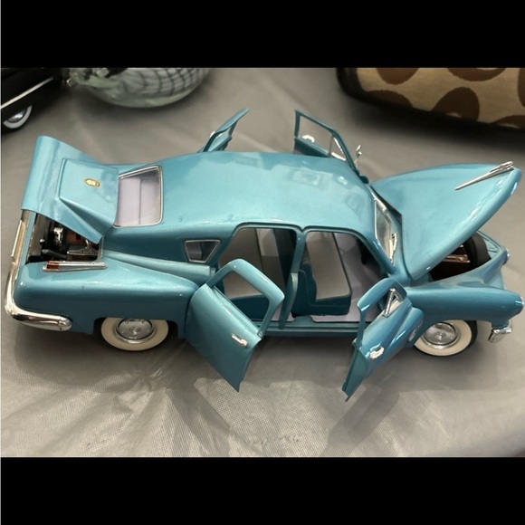 Signature 1948 Tucker Blue Diecast 1:18 Scale 92268 Vintage - Picture 1 of 10